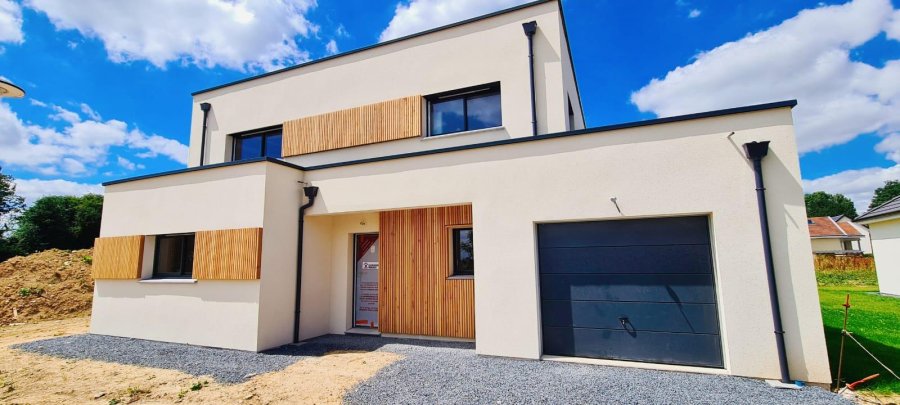 Maison à étage à toit plat avec décoration bardage bois