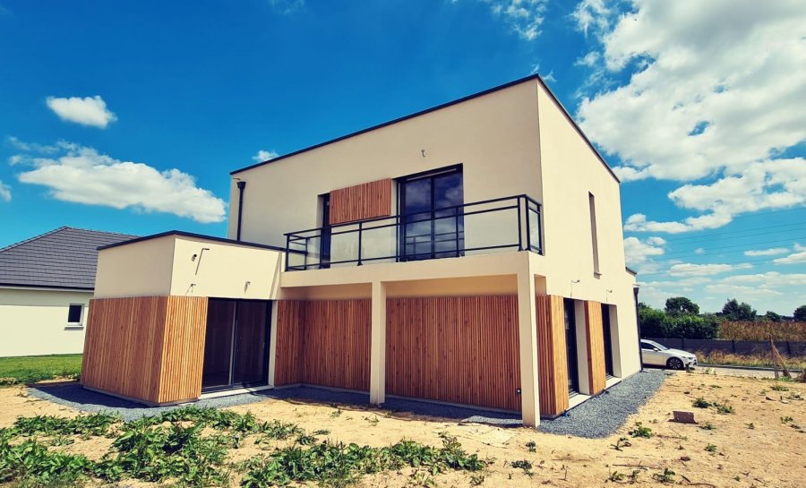 Maison à étage avec bardage bois et toit plat